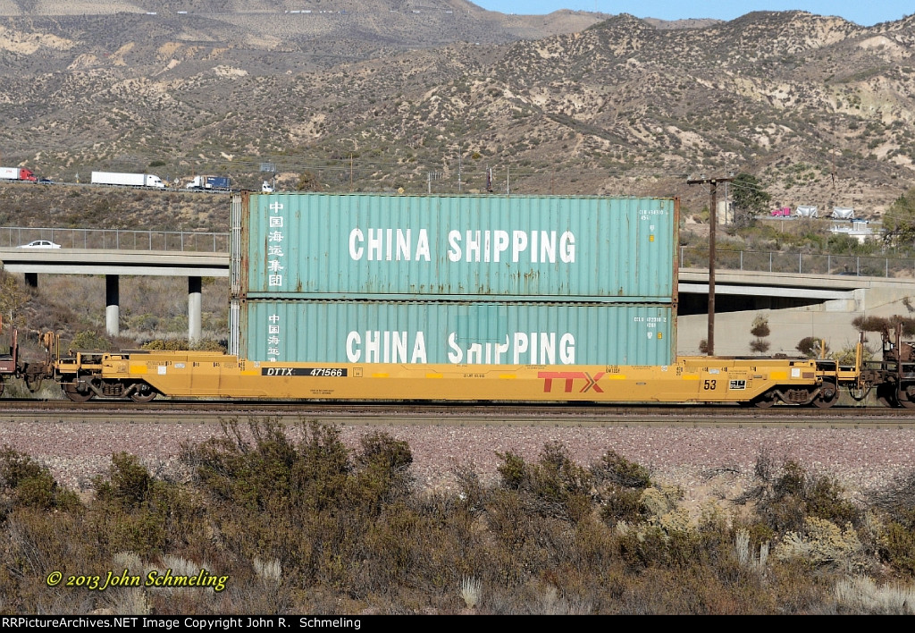 DTTX 471566 with containers at Cajon CA. 11/25/2013